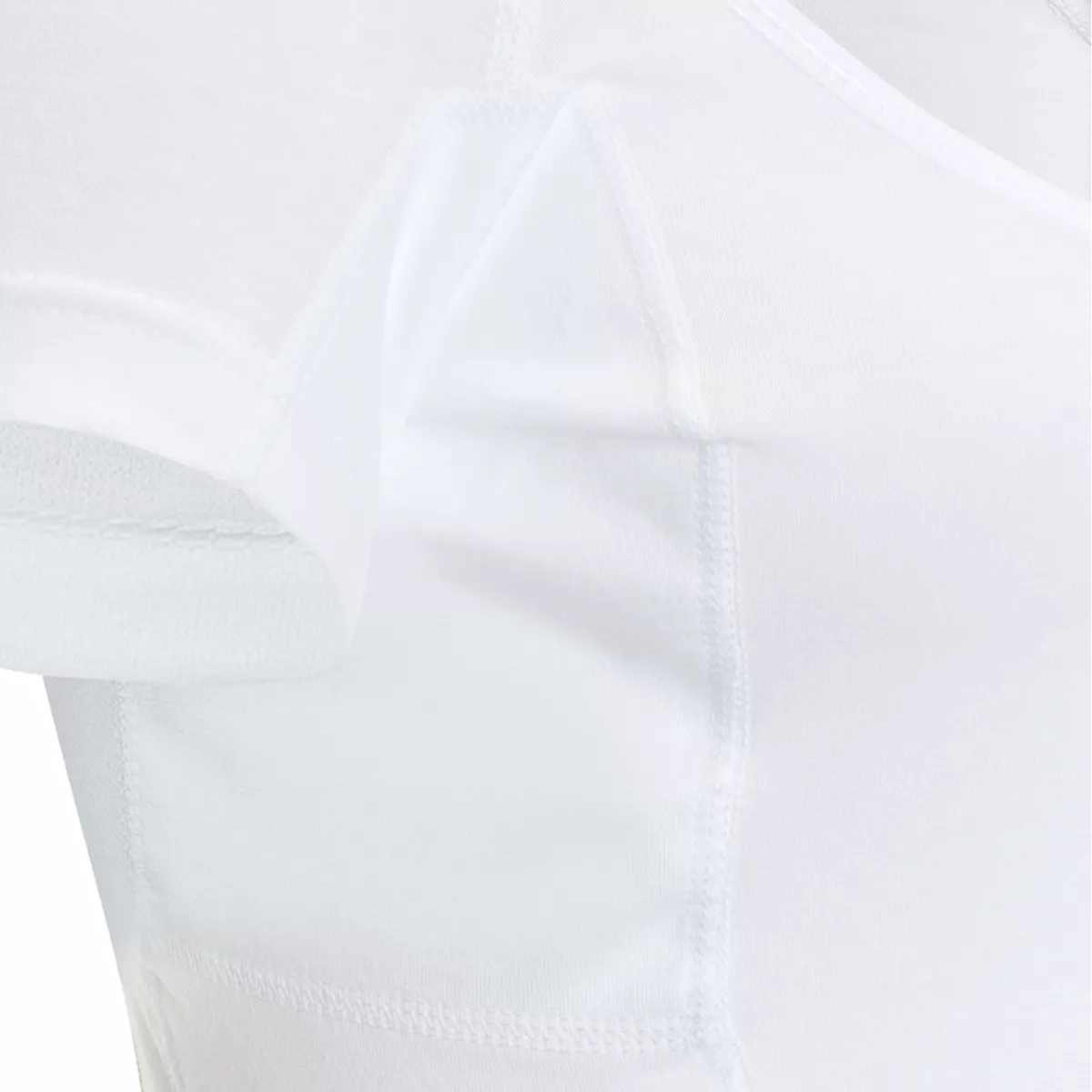 Detailaufnahme eines weißen sweatstop Funktionsshirts mit eingenähtem Achsel-Schweißschutz im Unterarmbereich