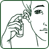 Ohrenspray Anwendung - ins Ohr sprühen